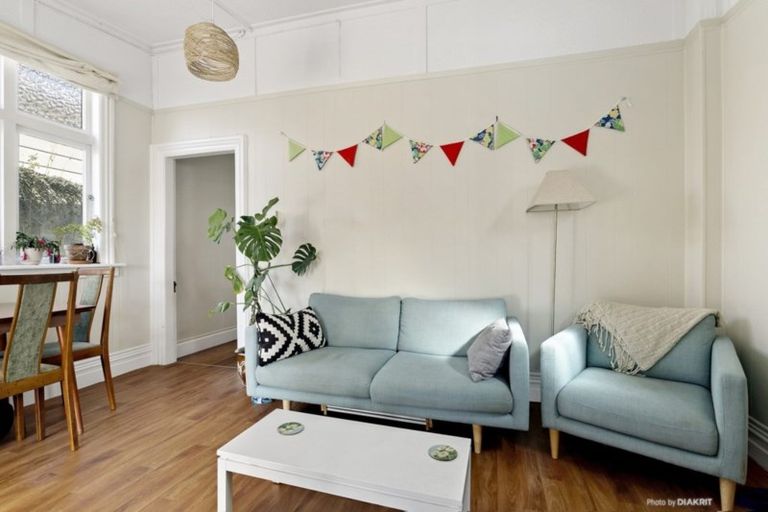 Photo of property in 5 Glendavar Street, Berhampore, Wellington, 6023