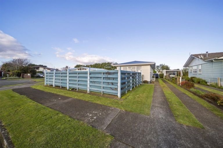 Photo of property in 6 Ngaio Place, Hawera, 4610