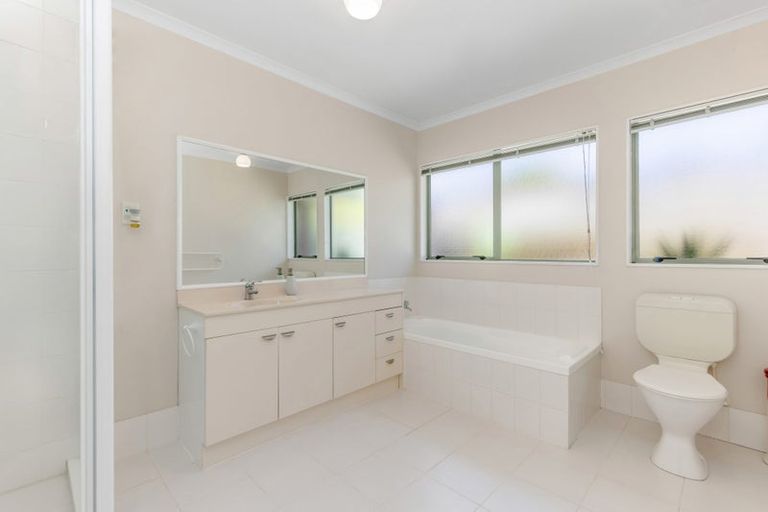 Photo of property in 88 Buscomb Avenue, Henderson, Auckland, 0610