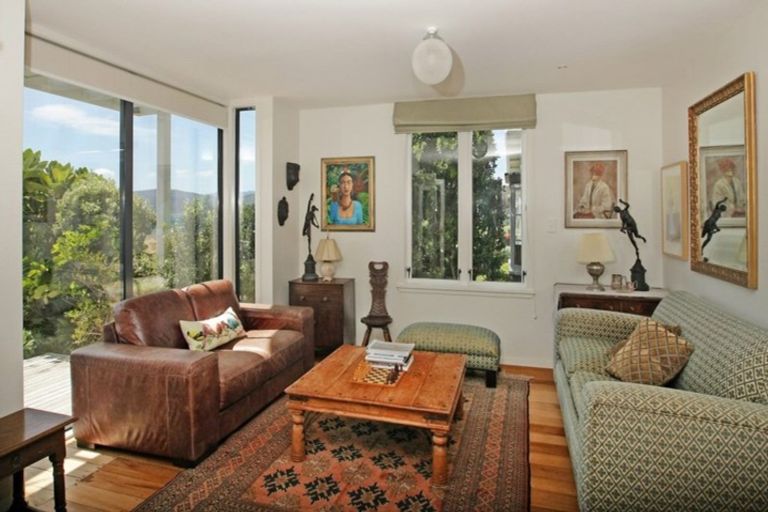 Photo of property in 9 Marine Parade, Seatoun, Wellington, 6022