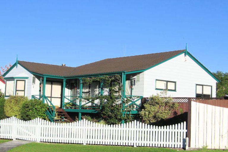 Photo of property in 17 Redlands Grove, Swanson, Auckland, 0612