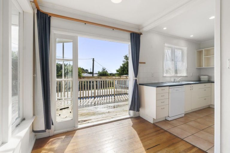 Photo of property in 6 Grainger Road, Te Atatu South, Auckland, 0610