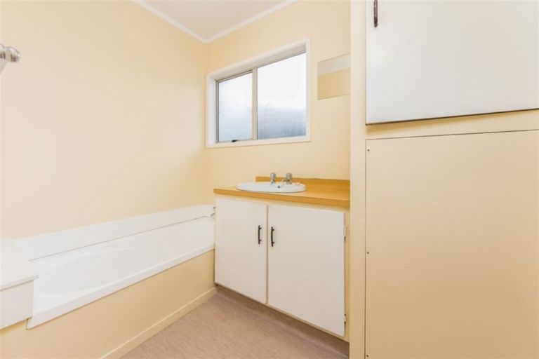 Photo of property in 2/25 Edgware Road, West Harbour, Auckland, 0618