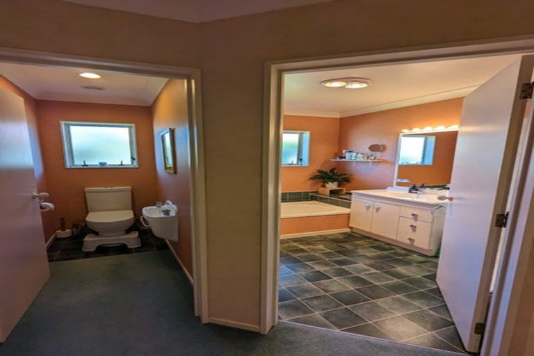 Photo of property in 10 Crown Hill, Paraparaumu, 5032