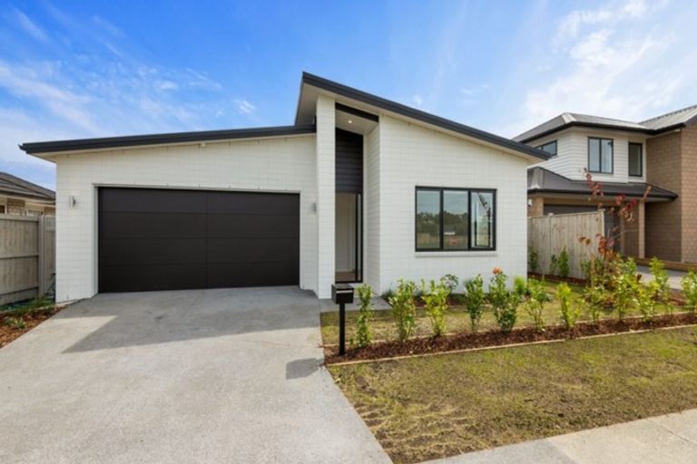 Photo of property in 19 Waituarua Drive, Takanini, 2112
