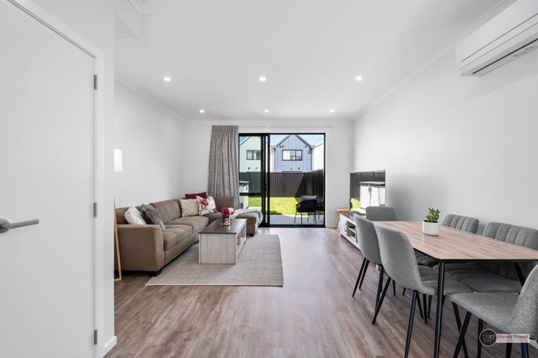 Photo of property in 33 Leo Waikari Crescent, Wallaceville, Upper Hutt, 5018