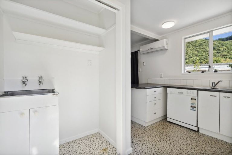 Photo of property in 9b Gemstone Drive, Birchville, Upper Hutt, 5018