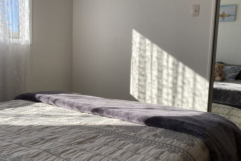 Photo of property in 16 Quincey Place, Massey, Auckland, 0614