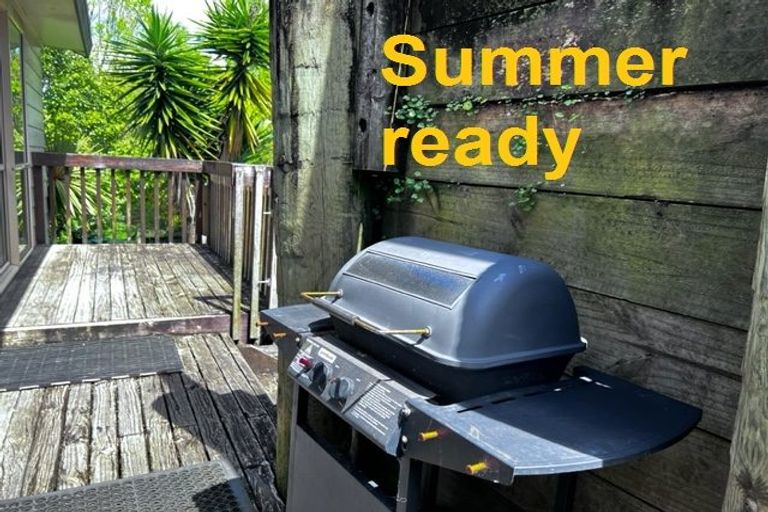 Photo of property in 1/5 Sunnyside Road, Sunnyvale, Auckland, 0612