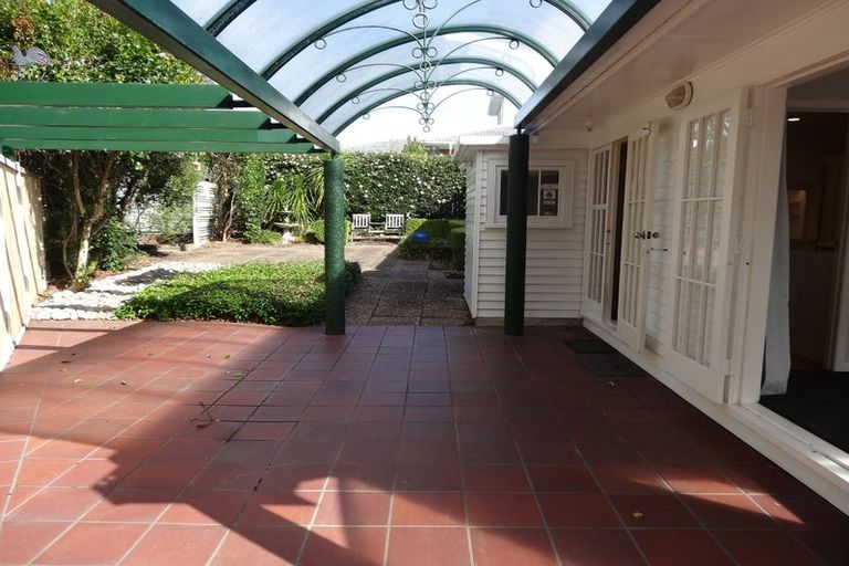 Photo of property in 2 The Anchorage, Sunnyhills, Auckland, 2010