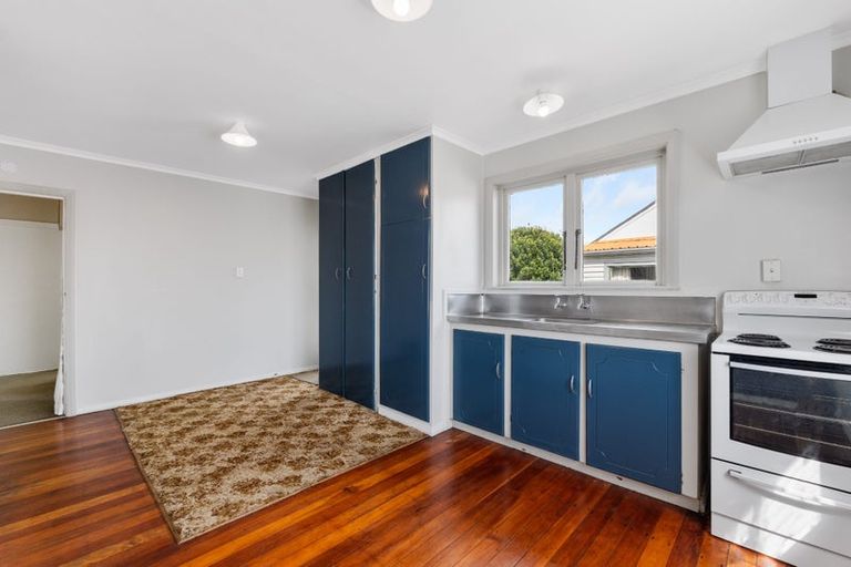 Photo of property in 4 Holford Street, Westown, New Plymouth, 4310