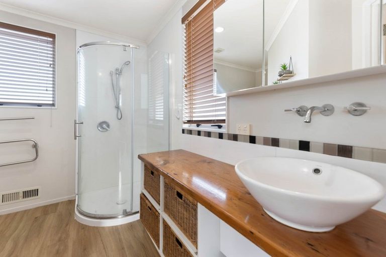 Photo of property in 16 Caulfield Place, Pukehangi, Rotorua, 3015