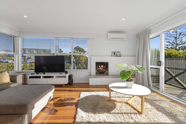 Photo of property in 15 Blakeborough Drive, Forrest Hill, Auckland, 0620