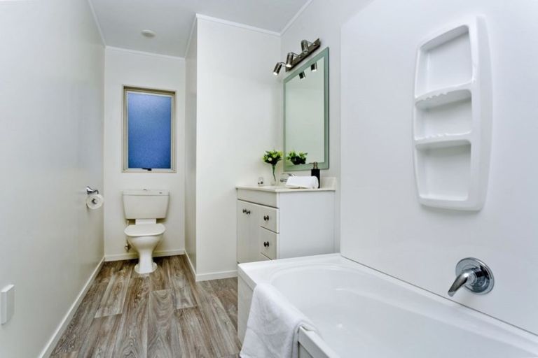 Photo of property in 10 Owl Court, Unsworth Heights, Auckland, 0632