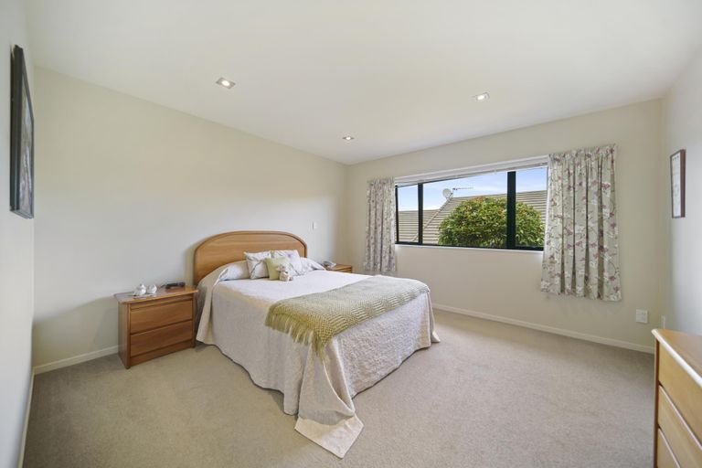 Photo of property in 21 Royalle Mews, Botany Downs, Auckland, 2010