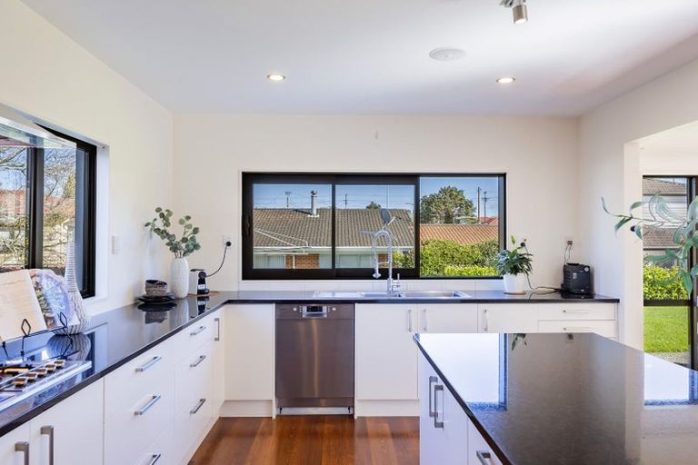 Photo of property in 13 Knightsbridge Drive, Forrest Hill, Auckland, 0620