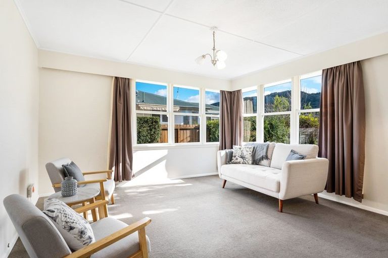 Photo of property in 12 Hector Grove, Trentham, Upper Hutt, 5018