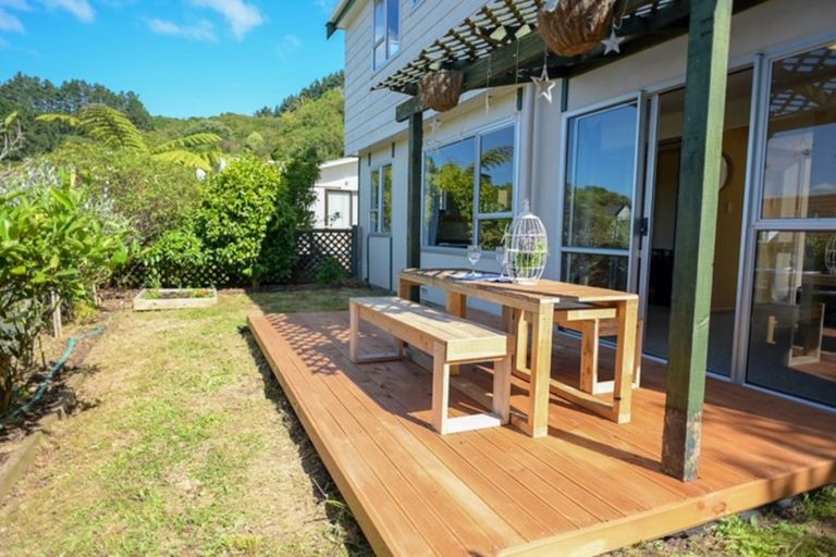 Photo of property in 3 Westra View, Tawa, Wellington, 5028