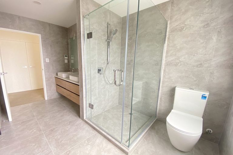 Photo of property in 22 Lorikeet Place, Unsworth Heights, Auckland, 0632