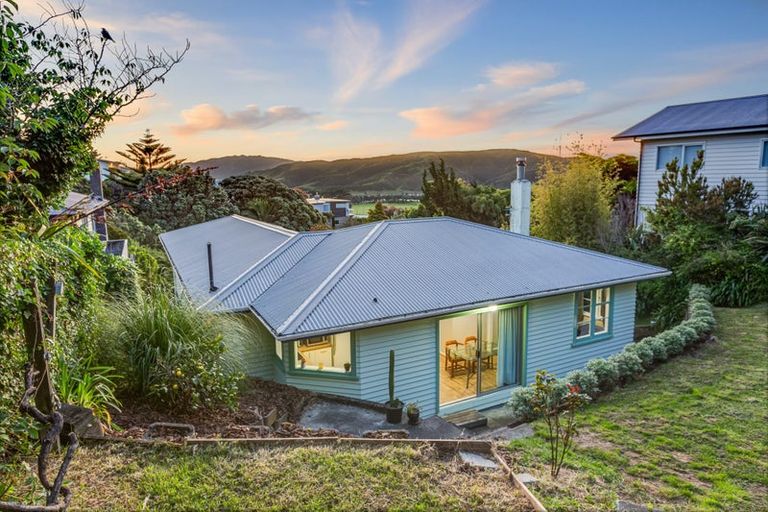 Photo of property in 15 Mana View Road, Paremata, Porirua, 5026