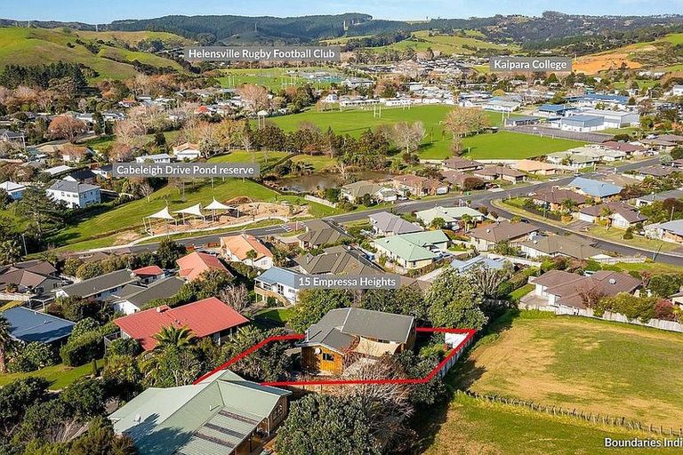 Photo of property in 15 Empressa Heights, Helensville, 0800