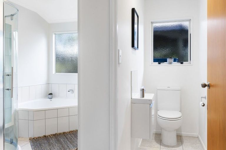 Photo of property in 17d Kinross Drive, Merrilands, New Plymouth, 4312