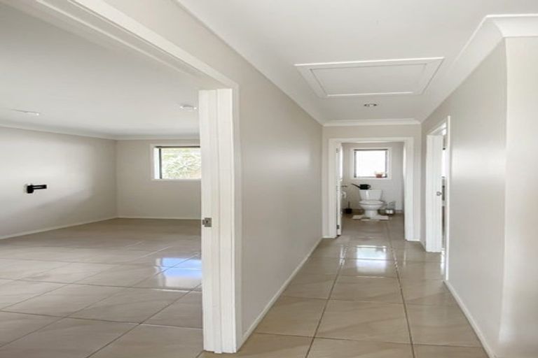 Photo of property in 89 Lake Panorama Drive, Henderson Valley, Auckland, 0612
