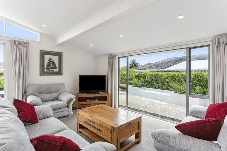 Photo of property in 11 Hadfield Place, Paraparaumu Beach, Paraparaumu, 5032