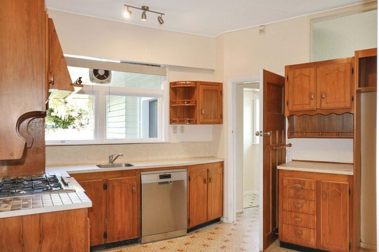 Photo of property in 22 Saint Albans Grove, Woburn, Lower Hutt, 5010