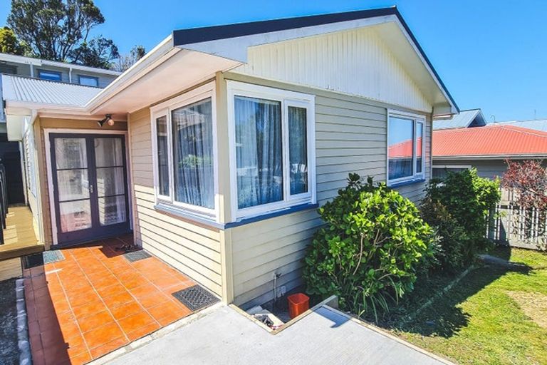 Photo of property in 50 Batchelor Street, Newlands, Wellington, 6037