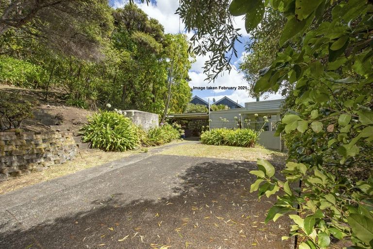 Photo of property in 42 Rayner Road, Piha, 0772