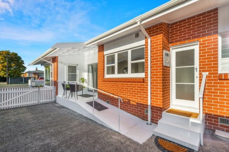 Photo of property in 42 Storey Avenue, Forest Lake, Hamilton, 3200