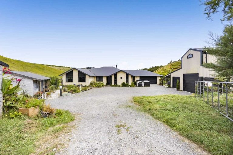 Photo of property in 2 Te Ara Karoiroa Road, Hurford, New Plymouth, 4374