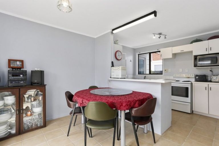 Photo of property in 2/8 Shakespeare Road, Milford, Auckland, 0620