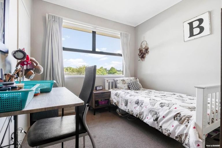 Photo of property in 6 Coburg Street, Henderson, Auckland, 0612