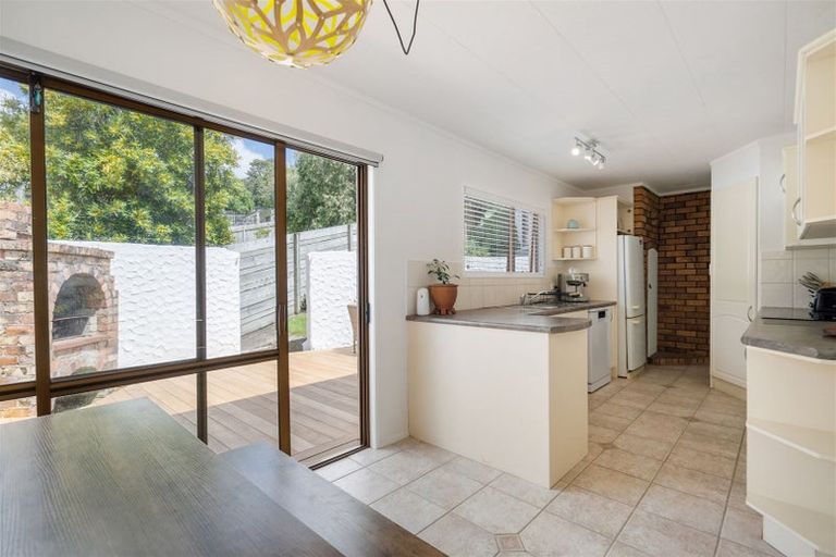 Photo of property in 11 William Hadlow Place, Hatfields Beach, Orewa, 0931