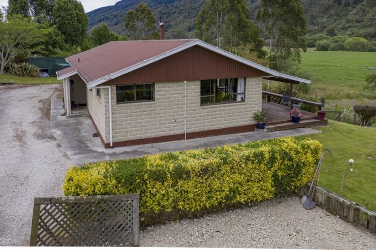 Photo of property in 196 Fairfax Street, Murchison, 7007