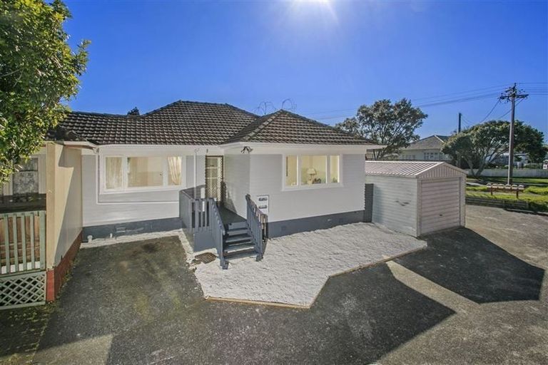 Photo of property in 24 Reid Road, New Lynn, Auckland, 0600