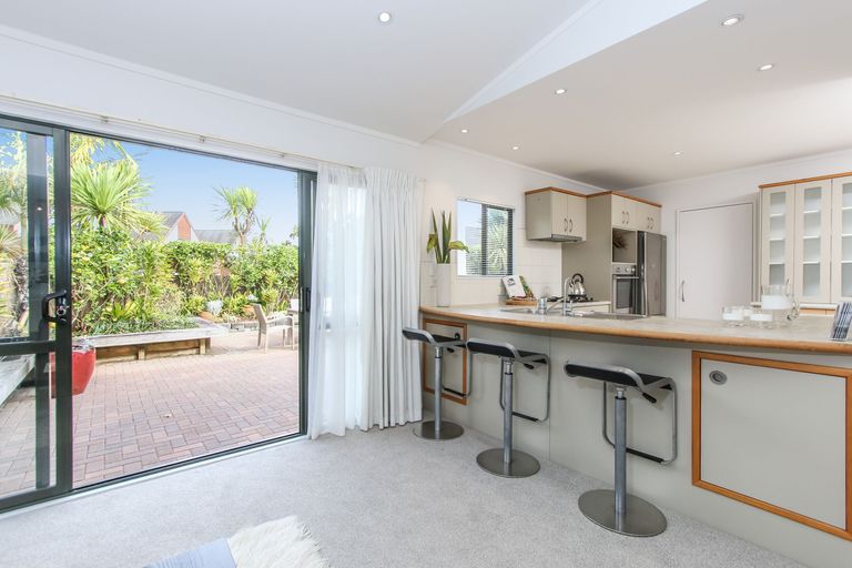 Photo of property in 21/15a Vinograd Drive, Te Atatu Peninsula, Auckland, 0610