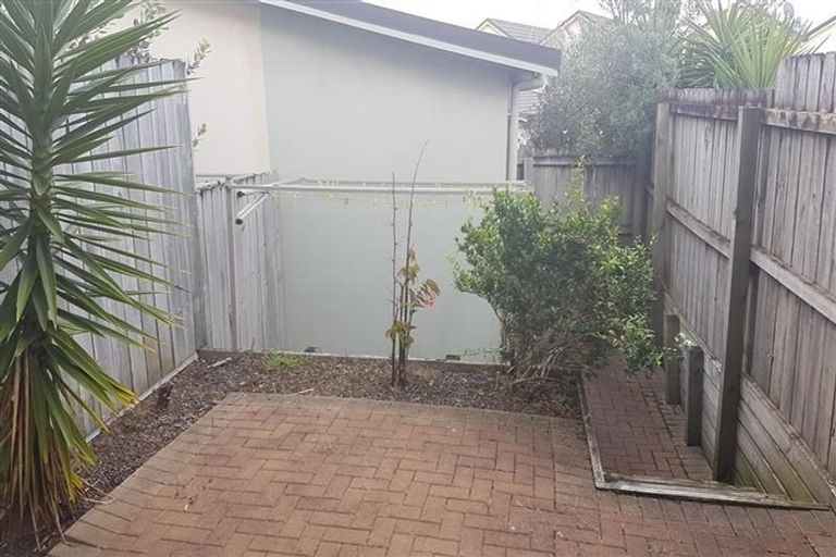 Photo of property in 37 Spalding Rise, Golflands, Auckland, 2013