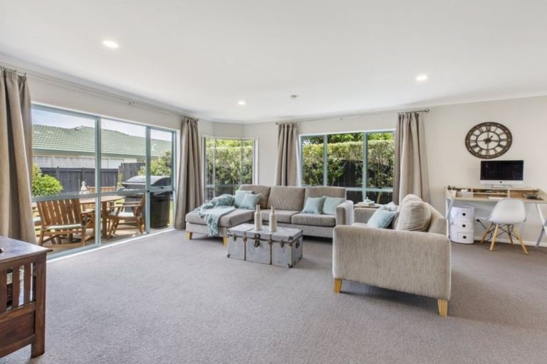 Photo of property in 122 Dalton Drive, Papamoa Beach, Papamoa, 3118