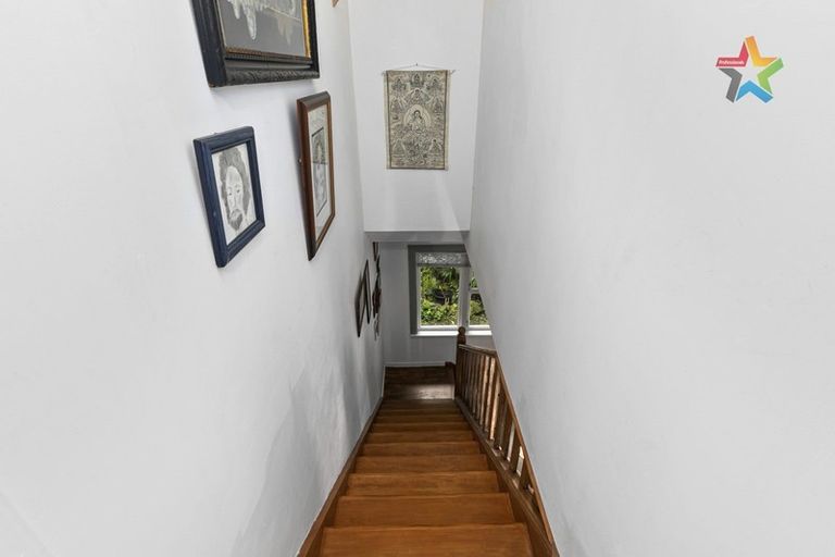 Photo of property in 32 Ferry Road, Days Bay, Lower Hutt, 5013