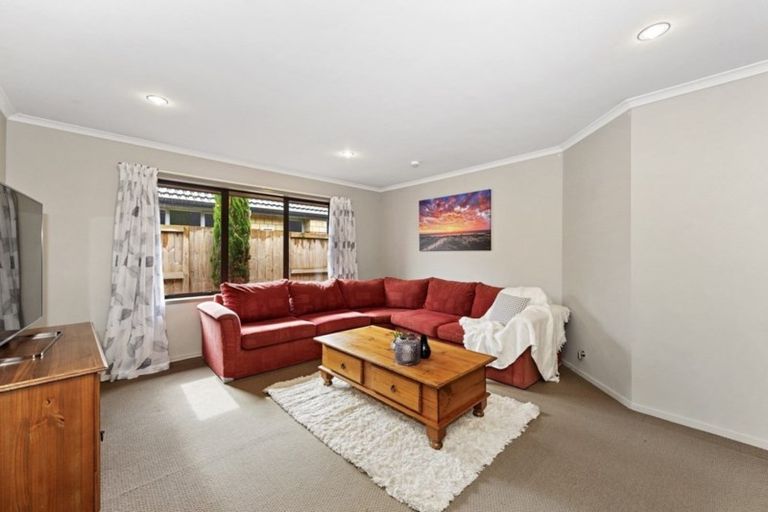 Photo of property in 6 Whitford Place, Rototuna North, Hamilton, 3210