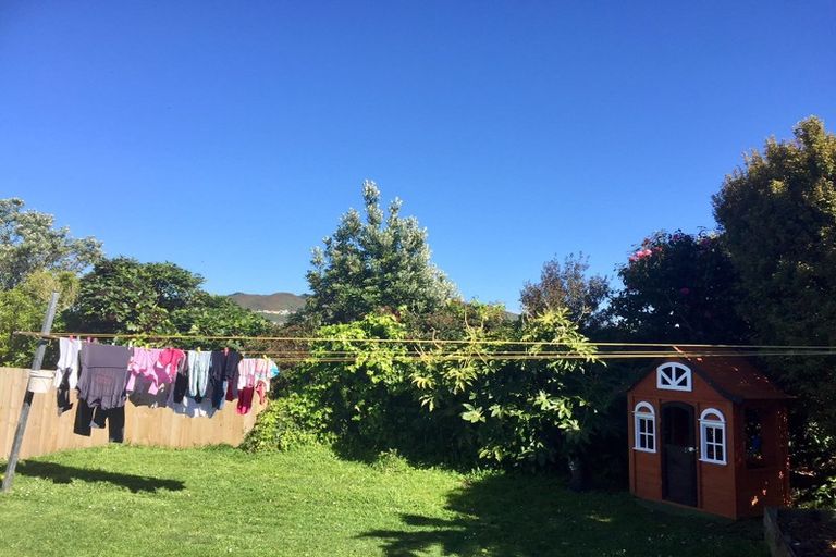 Photo of property in 49 Cotswold Crescent, Newlands, Wellington, 6037