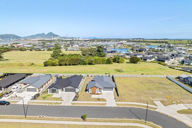 Photo of property in 77 Kaurinui Crescent, One Tree Point, 0118