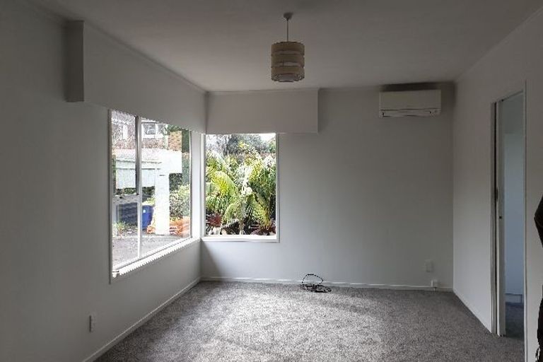 Photo of property in 2/8 Tobruk Crescent, Milford, Auckland, 0620