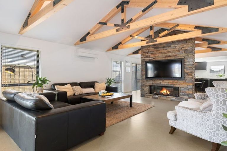 Photo of property in 15 Leicester Street, Jacks Point, 9371