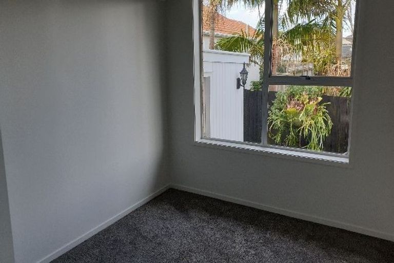 Photo of property in 2/8 Tobruk Crescent, Milford, Auckland, 0620