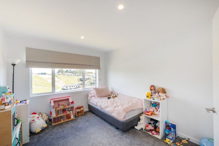 Photo of property in 23 Vaucluse Heights, Fitzherbert, Palmerston North, 4410
