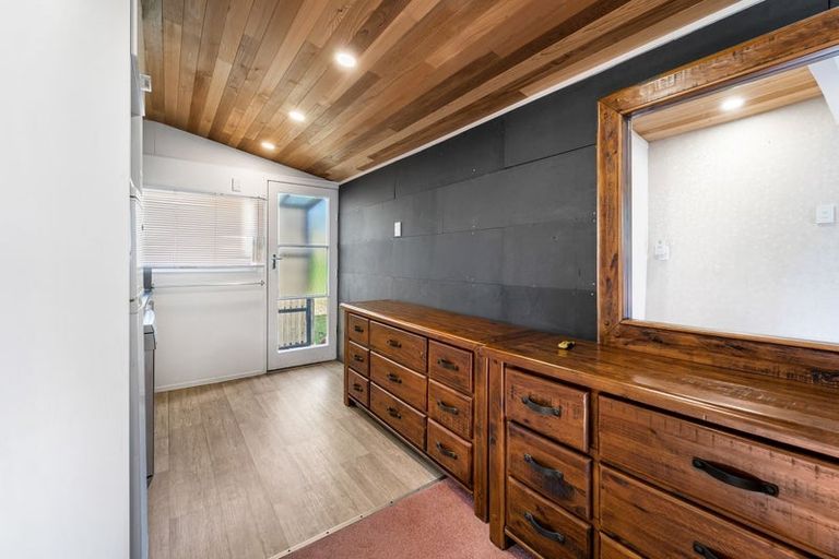 Photo of property in 1 The Terrace, Herald Island, Auckland, 0618